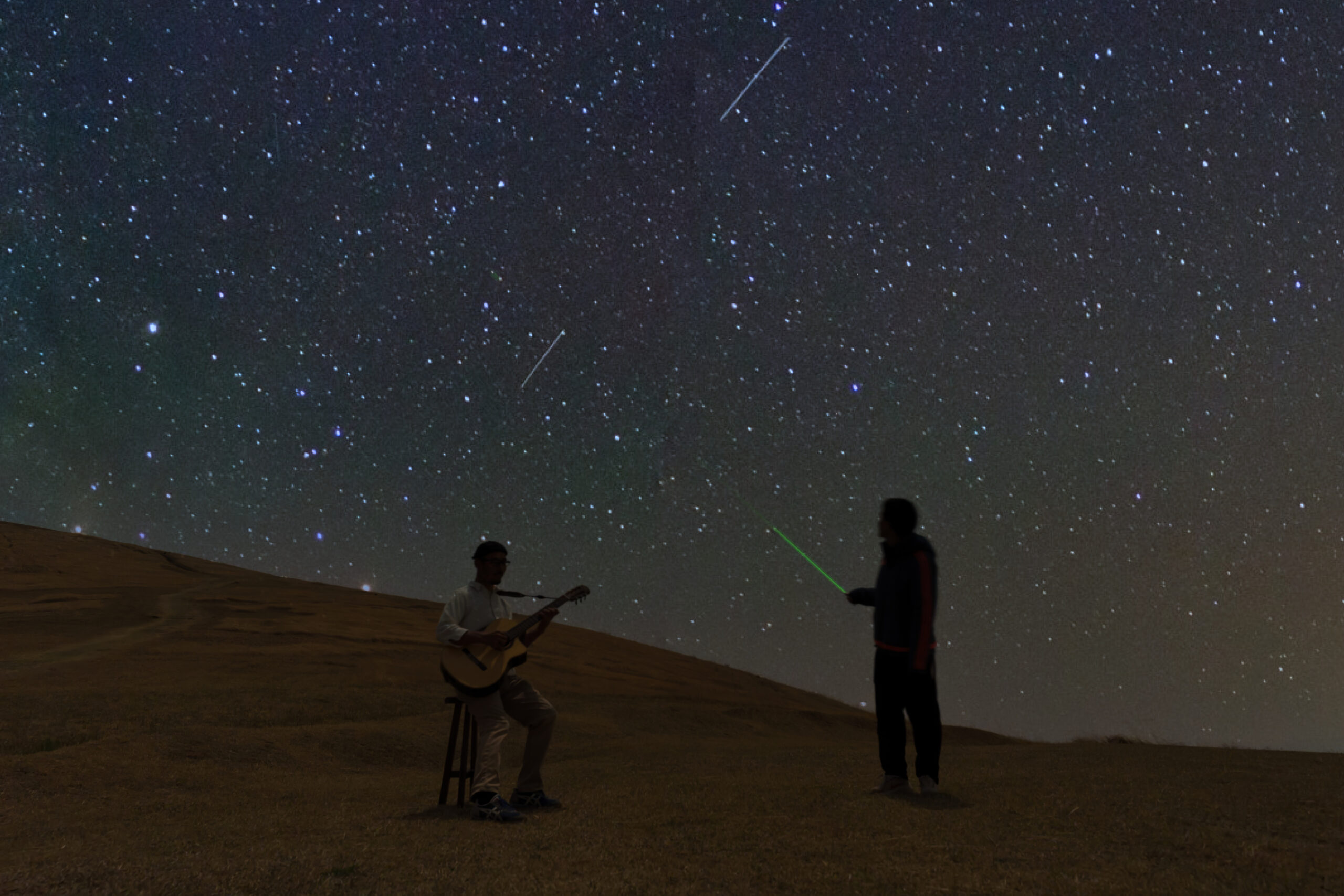 星を見上げるナイトセッション風景