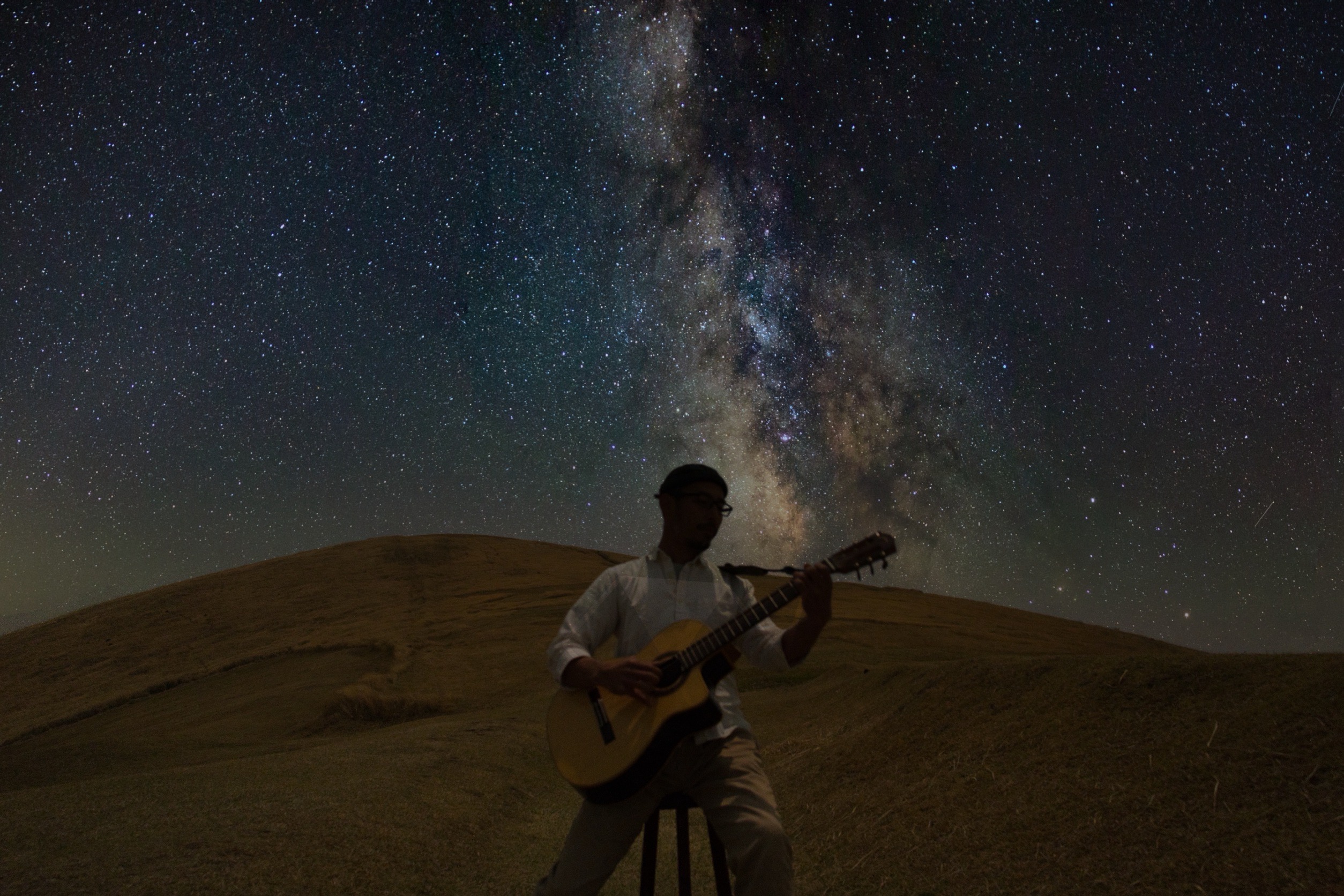 星空の下でギターを演奏する様子