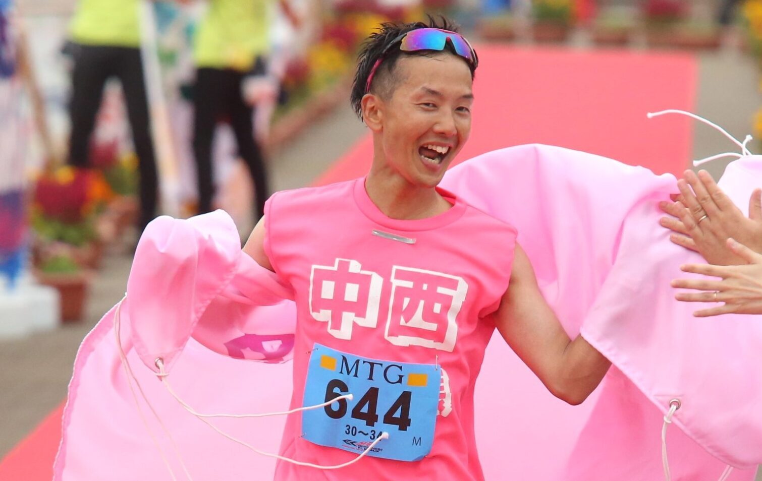 トライアスロンに参加する中西大輔